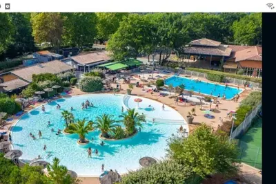 Piscine de l'établissement Mobilhome tout confort camping 4 étoiles ou située à proximité