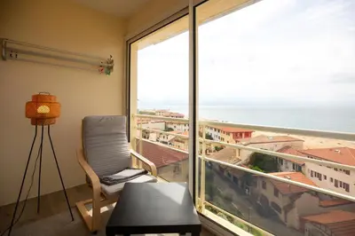 Vue générale sur la mer ou vue sur la mer prise depuis l'appartement