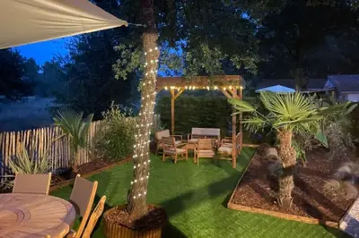 Jardin de l'établissement Mobilhome 212 6 couchages camping 4 étoiles