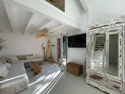 Coin salon dans l'établissement Villa rénovée avec accès plage, clim, WiFi, parking - FR-1-413-248