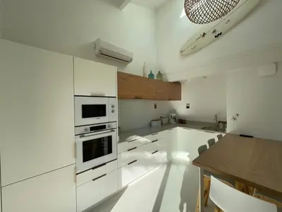 Cuisine ou kitchenette dans l'établissement Villa rénovée avec accès plage, clim, WiFi, parking - FR-1-413-248