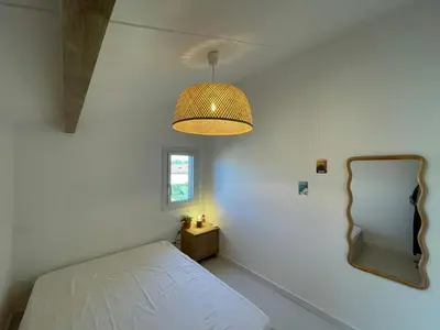 Un ou plusieurs lits dans un hébergement de l'établissement Villa rénovée avec accès plage, clim, WiFi, parking - FR-1-413-248