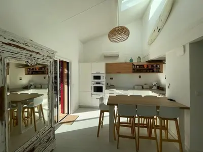 Cuisine ou kitchenette dans l'établissement Villa rénovée avec accès plage, clim, WiFi, parking - FR-1-413-248