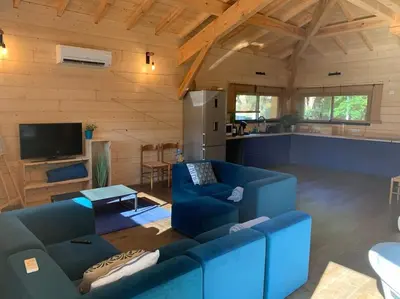 Télévision ou salle de divertissement dans l'établissement Casa Lenha, Maison en bois avec 1 petit bassin