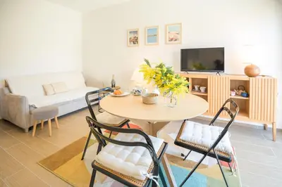 Télévision ou salle de divertissement dans l'établissement Escapade à 2 Bassin Arcachon - jardin - WiFI