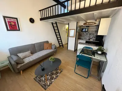 Coin salon dans l'établissement Appartement en duplex à 50m de la plage avec wifi