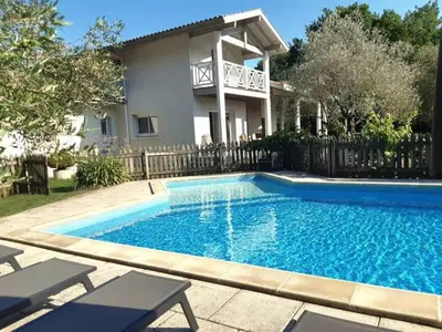 Piscine de l'établissement Chambre d'hôtes Landes - Le Clos des Oliviers ou située à proximité