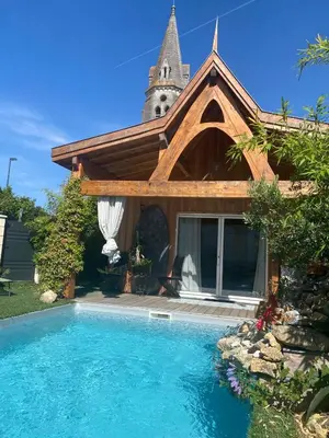 Piscine de l'établissement Chalet Atypique VUE Piscine ou située à proximité