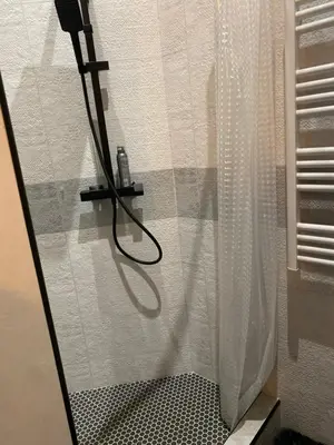 Salle de bains dans l'établissement Chalet Atypique VUE Piscine