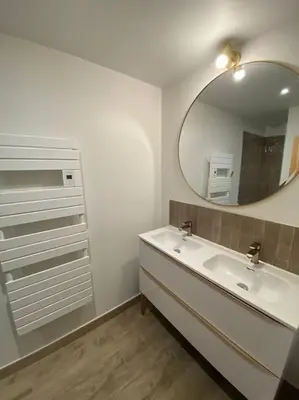 Salle de bains dans l'établissement Maison de Campagne avec Piscine