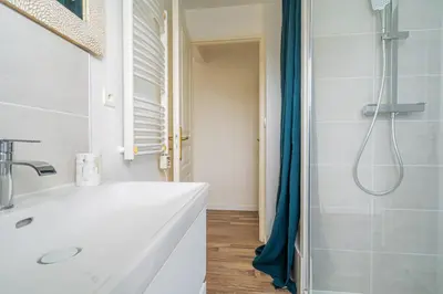 Salle de bains dans l'établissement Ecrin Marin - apt terrasse bassin darcachon
