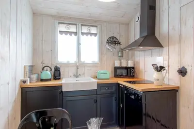 Cuisine ou kitchenette dans l'établissement Charmant gîte cosy et romantique à Sanguinet