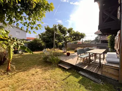 Jardin de l'établissement Maison en bois en 2ème ligne