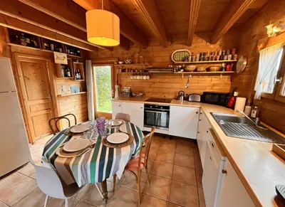 Cuisine ou kitchenette dans l'établissement Maison en bois en 2ème ligne