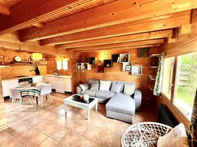 Coin salon dans l'établissement Maison en bois en 2ème ligne