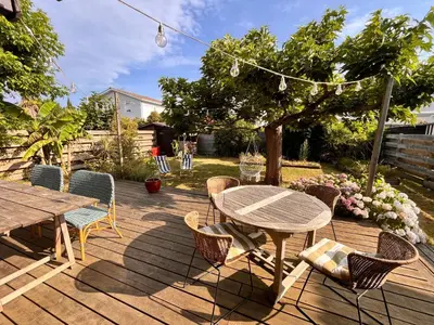 Jardin de l'établissement Maison en bois en 2ème ligne