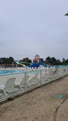 Piscine de l'établissement MH 557 TOUT confort 40m2 3ch dont suite parentale 2 salles de bain avec vue sur forêt dans camping 4 étoiles ou située à proximité