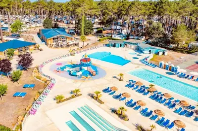 Piscine de l'établissement MH 557 TOUT confort 40m2 3ch dont suite parentale 2 salles de bain avec vue sur forêt dans camping 4 étoiles ou située à proximité