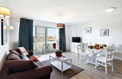 Télévision ou salle de divertissement dans l'établissement Résidence Goélia Les Balcons des Pêcheurs