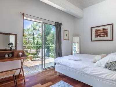 Un ou plusieurs lits dans un hébergement de l'établissement Villa d'architecte avec piscine chauffée et borne de recharge, parfaite pour des vacances en famille - FR-1-791-4