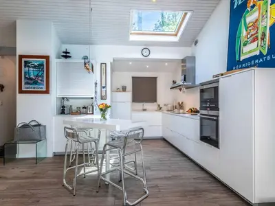 Cuisine ou kitchenette dans l'établissement Villa d'architecte avec piscine chauffée et borne de recharge, parfaite pour des vacances en famille - FR-1-791-4