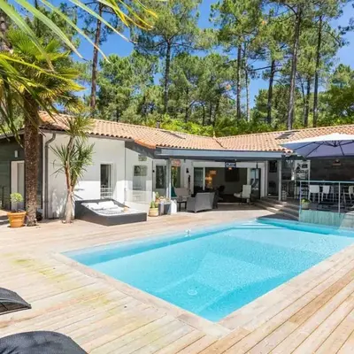 Villa d'architecte avec piscine chauffée et borne de recharge