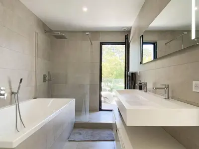 Salle de bains dans l'établissement Villa d'Exception avec Piscine et Jardin Proche Plages et Lac à Hossegor - FR-1-791-5