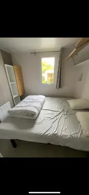 Un ou plusieurs lits dans un hébergement de l'établissement Location mobile-home confort face au lac