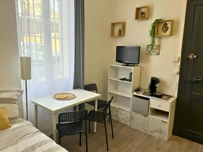 Télévision ou salle de divertissement dans l'établissement Mini Nid - Centre - Wifi - Equipé - Cosy
