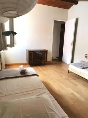 Un ou plusieurs lits dans un hébergement de l'établissement Maison au bord du lac, les pieds dans l'eau