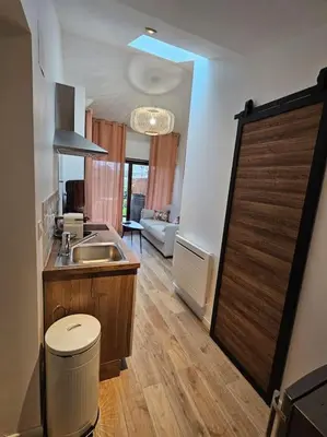 Cuisine ou kitchenette dans l'établissement logement avec cuisine et jardinet proche lac