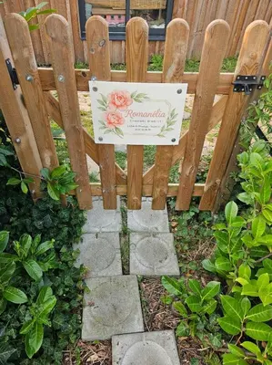 Jardin de l'établissement logement avec cuisine et jardinet proche lac