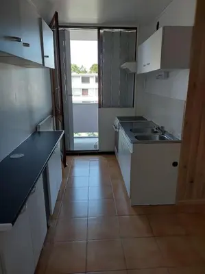 Cuisine ou kitchenette dans l'établissement appartement spacieux et calme avec plages à 15 min