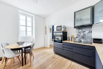 Cuisine ou kitchenette dans l'établissement Appartement cosy tout équipé