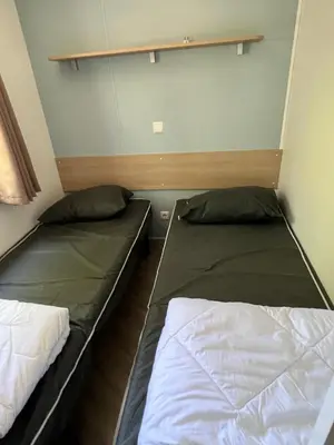 Un ou plusieurs lits dans un hébergement de l'établissement mobilhome 4 étoiles