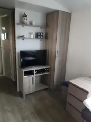 Télévision ou salle de divertissement dans l'établissement Mobilhome climatisé 6 pers