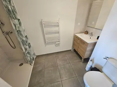Salle de bains dans l'établissement Appartement duplex Mimizan plage