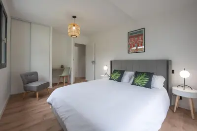 Un ou plusieurs lits dans un hébergement de l'établissement Maison moderne avec terrasse et parking