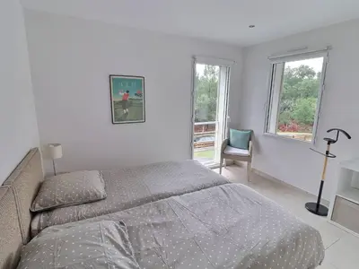 Un ou plusieurs lits dans un hébergement de l'établissement Villa contemporaine à Seignosse avec piscine chauffée, proche océan - FR-1-791-10