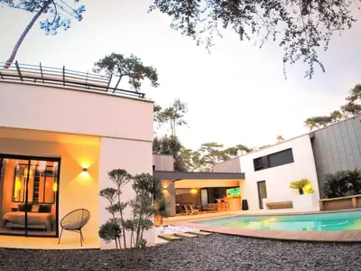 Piscine de l'établissement Villa d'Architecte avec Piscine Chauffée, Terrasse et Services Hôteliers à Soorts-Hossegor - FR-1-791-11 ou située à proximité