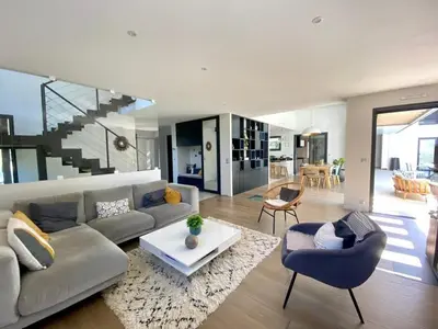 Coin salon dans l'établissement Villa d'Architecte avec Piscine Chauffée, Terrasse et Services Hôteliers à Soorts-Hossegor - FR-1-791-11