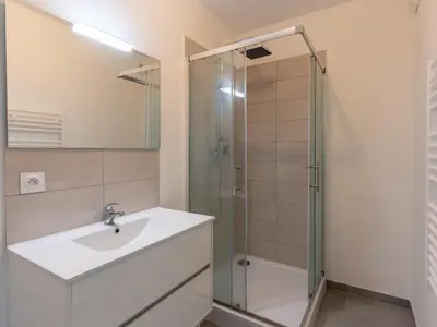Salle de bains dans l'établissement Appartement 4 pers. centre Mimizan, neuf avec parking - FR-1-50-143