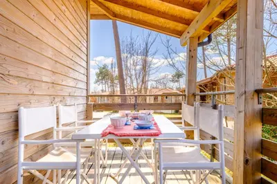 Balcon ou terrasse dans l'établissement Les Cottages du Lac A05