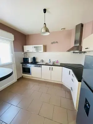 Cuisine ou kitchenette dans l'établissement Maison de Ville 3 Chambres avec Jardinet et Garage