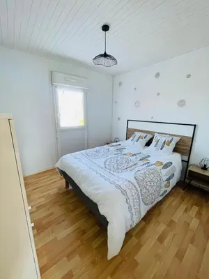 Un ou plusieurs lits dans un hébergement de l'établissement Maison de Ville 3 Chambres avec Jardinet et Garage