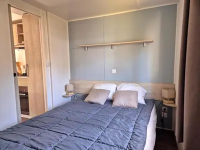 Un ou plusieurs lits dans un hébergement de l'établissement MH 467 Isalisa 3chambres et 1 salle de bain dans camping 4 étoiles avec PARC AQUATIQUE