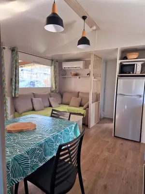 Cuisine ou kitchenette dans l'établissement MH 467 Isalisa 3chambres et 1 salle de bain dans camping 4 étoiles avec PARC AQUATIQUE