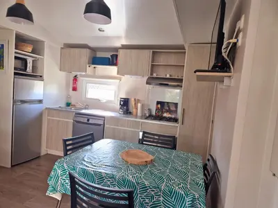 Cuisine ou kitchenette dans l'établissement MH 467 Isalisa 3chambres et 1 salle de bain dans camping 4 étoiles avec PARC AQUATIQUE