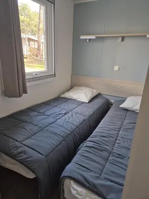 Un ou plusieurs lits dans un hébergement de l'établissement MH 467 Isalisa 3chambres et 1 salle de bain dans camping 4 étoiles avec PARC AQUATIQUE