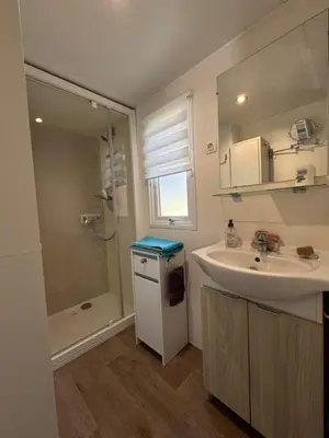 Salle de bains dans l'établissement Bungalow à capbreton - Terrasse